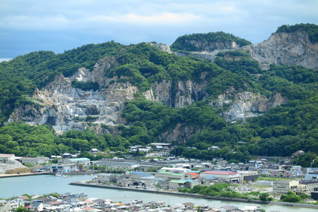 香川県の屋島山頂から、名産の庵治石を採掘している採石場方向の眺望