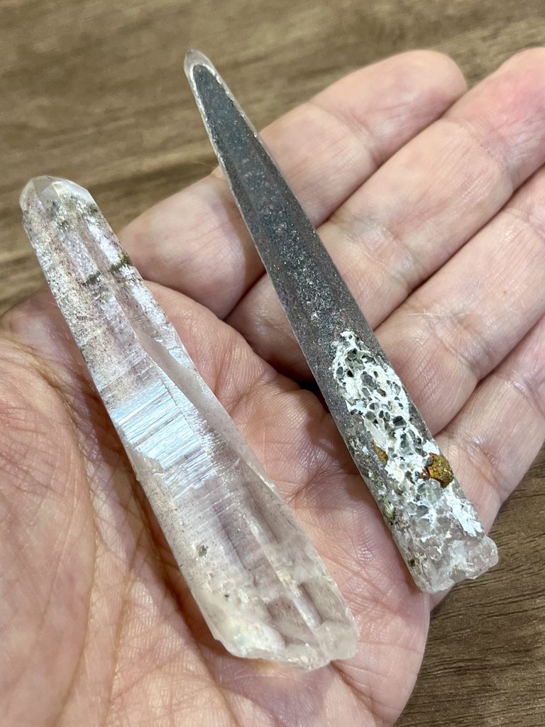 レーザークォーツ 原石2本の比較 びっしり覆われたSG025と粒が散らばるSG028