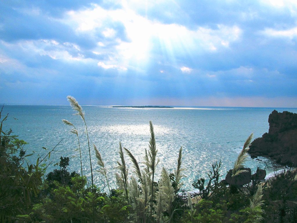 雲の切れ間から光が幾筋も差し込む天使のはしご(薄明光線)の風景