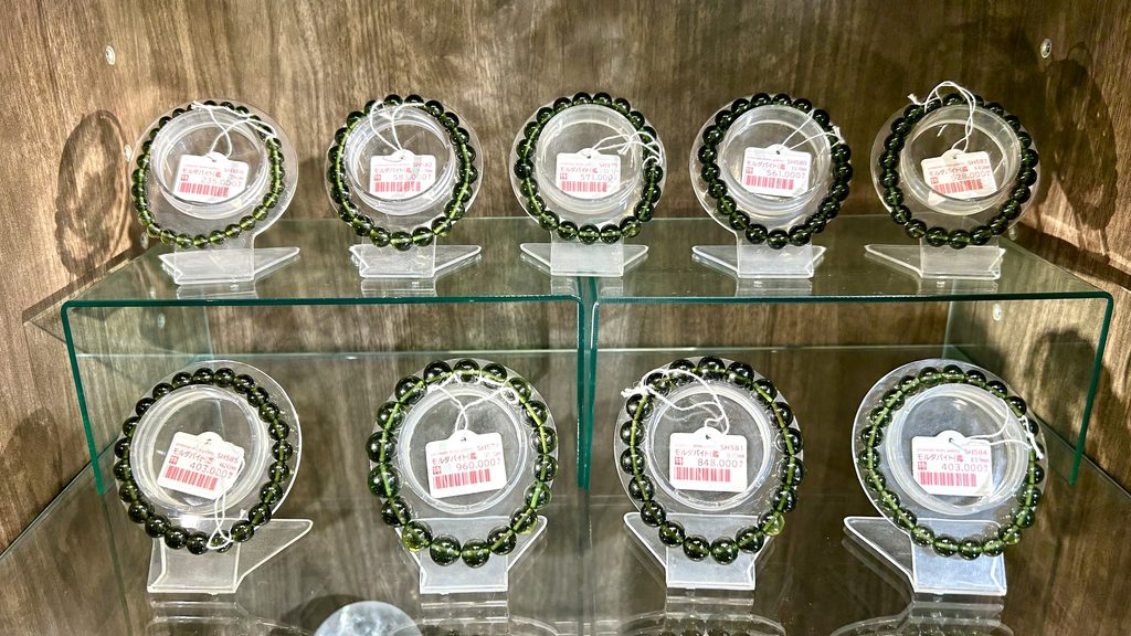 恵比寿店のプレミアム棚に並ぶモルダバイト